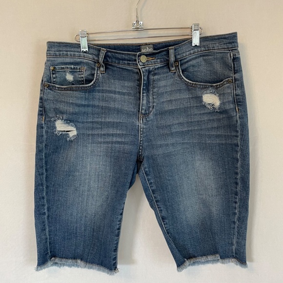 Soho Bermuda 5 Pocket Jean Shorts Distressed Frayed Hem 12 inch Inseam Size 8 - Picture 5 of 5